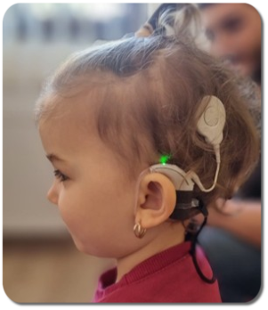 Evelin mit Cochlea Implantat neuer Soundprozessor