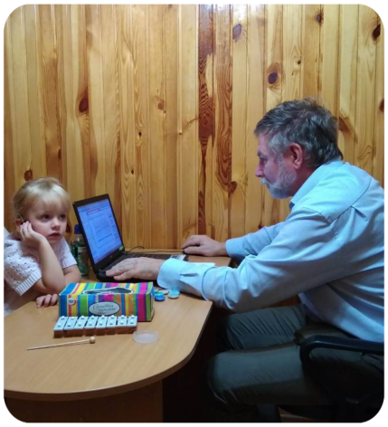 Kind Mira Audiologe Cochlea Implantat