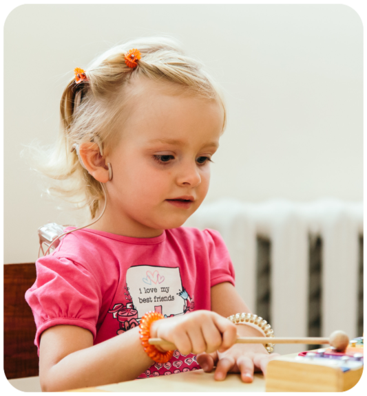 Kind mit Cochlea Implantat